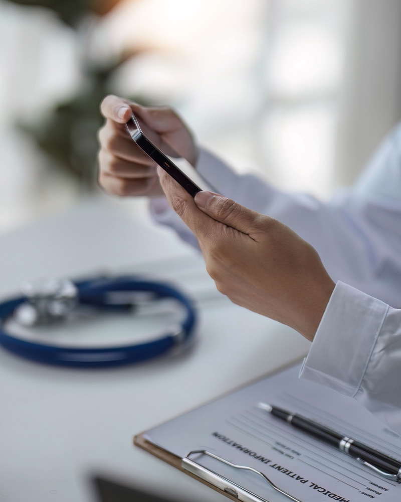 Patient discutant des options de financement avec un conseiller